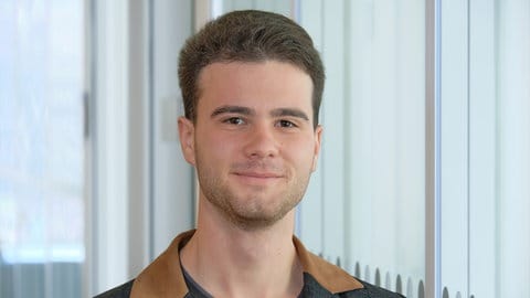 Enrico Ferrari ist Reporter für Hörfunk, Fernsehen und Online beim SWR im Studio Tübingen.
