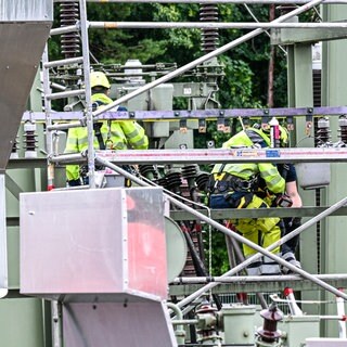 Zwei Mitarbeiter der Netzbetreiber arbeiten an einem Umspannwerk in Reutlingen. Die Stromnetzanbieter sind noch dabei, die letzten Mittelspannungskunden wieder ans Netz anzuschließen.