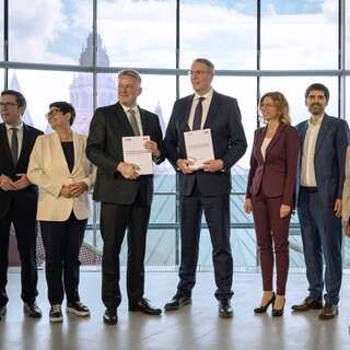 Politikerinnen und Politiker von CDU und SPD präsentieren den gemeinsamen Koalitionsvertrag für die Regierung in Rheinland-Pfalz.