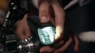 Fahrrad Akkuleuchte in der Nacht, Nahaufnahme