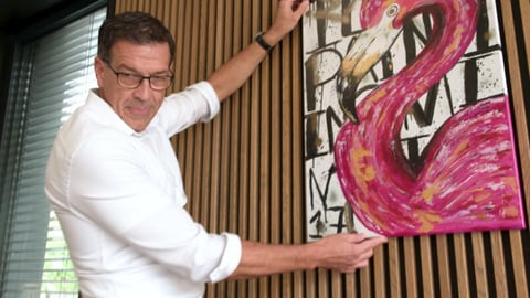 Findet die Bilder der achtjährigen Milia toll: Lonsees Bürgermeister Jochen Ogger (CDU). Er hat Milia deshalb erlaubt, eine eigene, kleine Kunstausstellung im Rathaus zu machen.