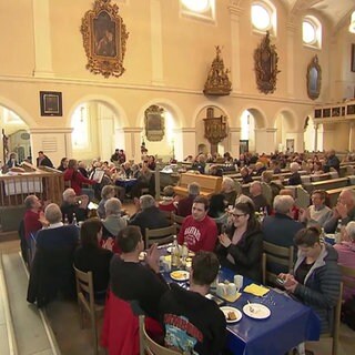 Beisammensein und anderen zuhören - darum geht es in der Vesperkirche Giengen. Sie wird von zahlreichen Ehrenamtlichen unterstützt (Archivbild).