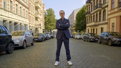 Er ist der Albtraum eines jeden Mieters: der skrupellose Immobilieninvestor. In der ARD Story „Crashkurs für Immobilienhaie“ schlüpft Schauspieler Matthias Matschke in die Rolle eines hemmungslos profitgierigen Immobilienhais. 