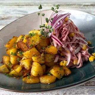 Wildschwein-Wurstsalat mit groben Bratkartoffeln