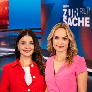 Die "Zur Sache Rheinland-Pfalz"-Moderatorinnen Britta Krane und Luisa Szabo im Studio