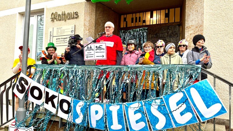 Die Rathausstürmerinnen und -stürmern aus der 4. Klasse zusammen mit dem Ortsvorsteher Josef A. Fuchs (CDU) in Aalen-Wasseralfingen.