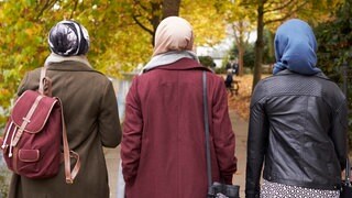 Muslimische Frauen mit Kopftuch (Symboldbild). Besonders die Integration von Frauen sei eine große Aufgabe für die Kommunen. 