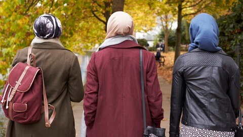 Muslimische Frauen mit Kopftuch (Symboldbild). Besonders die Integration von Frauen sei eine große Aufgabe für die Kommunen. 