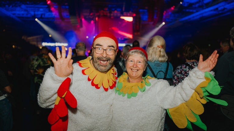 SWR1 Hitparade Finale 2025 Stuttgart - zwei verkleidete Fans