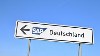 Ein Hinweisschild mit dem Logo des Softwarekonzerns SAP steht in Walldorf (Rhein-Neckar-Kreis) am Hauptsitz des Unternehmens. Der Konzern hat am Montag 3.500 Mitarbeiterinnen und Mitarbeiter verabschiedet.