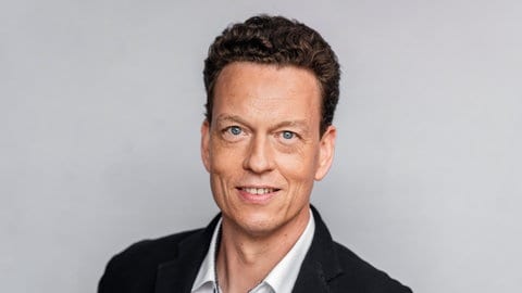 Literaturhistoriker Tilmann Lahme lächelt in die Kamera.