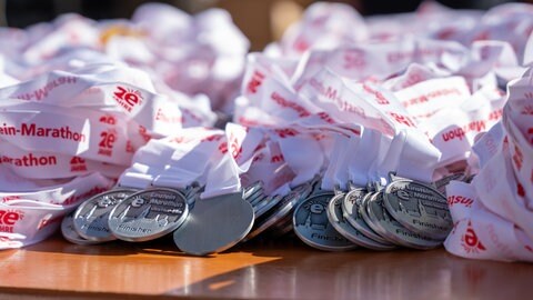 Tausende liegen bereit: Jede Teilnehmerin und jeder Teilnehmer bekommt eine Medaille. (Archivbild)