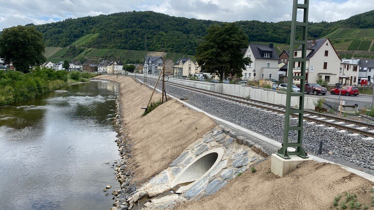 Dernau hat einen neuen Bahnhaltepunkt nahe des Ortsmittelpunkts erhalten. Er liegt direkt am Ufer der Ahr.