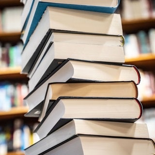 Ein Stapel mit neu erschienenen Büchern liegt in einer Buchhandlung