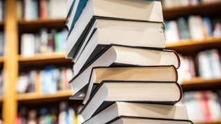 Ein Stapel mit neu erschienenen Büchern liegt in einer Buchhandlung