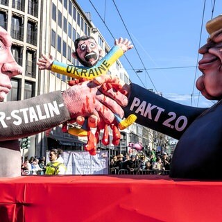 Motivwagen bei RoMo in Düsseldorf - Putin und Trump zerquetschen die Ukraine