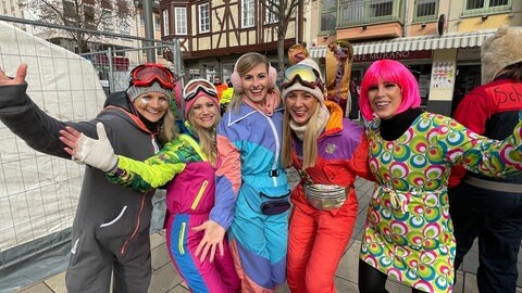 Dick eingepackt in Skisachen lässt es sich auf dem Kornmarkt lange feiern.