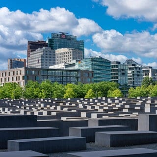 Das Denkmal für die ermordeten Juden Europas, kurz Holocaust-Mahnmal. Es erinnert an die sechs Millionen Juden, die unter der Herrschaft Adolf Hitlers und der Nationalsozialisten ermordet wurden.