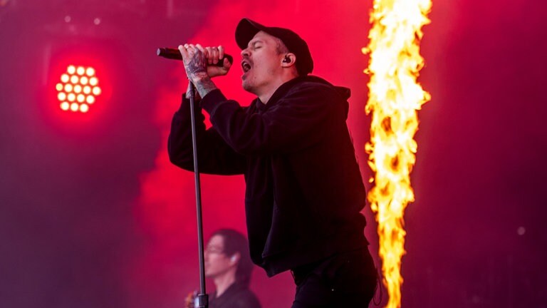 Landon Tewers, Sänger der amerikanischen Rockband “Plot in you“ tritt bei Rock am Ring auf der Mandora Stage auf.