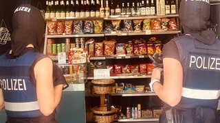 Polizeibeamte durchsuchten unter anderem ein Kiosk bei einer Großrazzia in Ludwigshafen und im Rhein-Pfalz-Kreis..