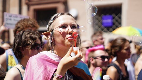 Tausende feiern CSD in der Freiburger Innenstadt