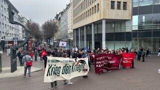 Schülerinnen und Schüler haben in Ludwigshafen bei einem Schulstreik gegen die Wehrpflicht demonstriert. Sie kritisieren, dass die Politik über ihre Köpfe hinweg entscheiden würde.