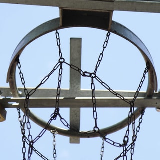 Metallkralle auf einem Basketballkorb.
