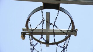 Metallkralle auf einem Basketballkorb.