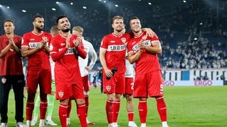 Spieler des VfB Stuttgart nach dem Sieg in Rostock klatschend vor der Fankurve