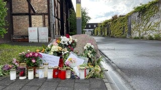 Nach dem tödlichen Unfall im April 2024 in Mainz-Gonsenheim wurden Blumen und Kerzen an der Unfallstelle abgelegt.
