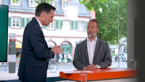 SWR-Moderator Sascha Becker spricht mit AfD-Landeschef Jan Bollinger.