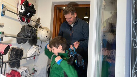 Matthias Lilke verabschiedet seinen jüngsten Sohn Leo in die Schule.