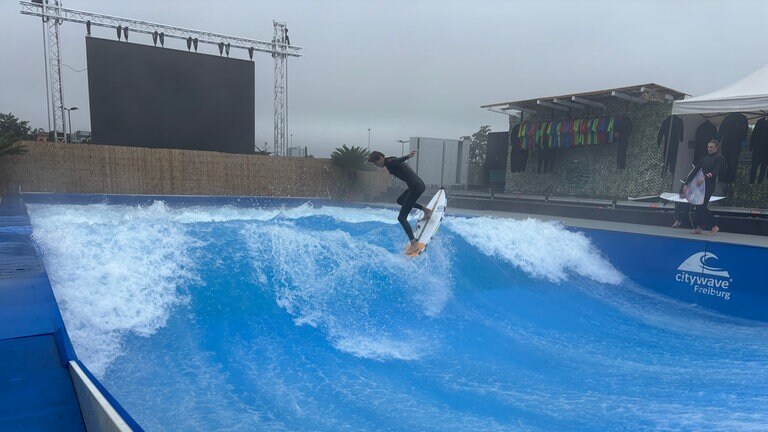 Surfer in einer künstlichen Welle