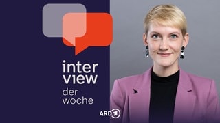 Sophie Koch (SPD), Landtagsabgeordnete, Queer-Beauftragte, steht im Foyer des Landtags.