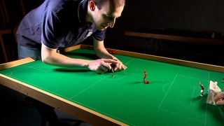 Jakob Weber beim Anstoß eines Tipp-Kick-Spiels
