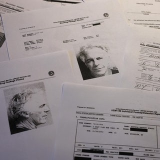 Gedruckte Dokumente, die in der Epstein-Bibliothek auf der Website des US-Justizministeriums verfügbar sind.