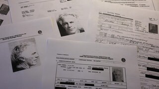 Gedruckte Dokumente, die in der Epstein-Bibliothek auf der Website des US-Justizministeriums verfügbar sind.