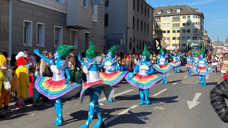 Der Höhepunkt des Straßenkarnevals - tausende Narren säumen in Koblenz mit bunten Kostümen den Rosenmontagszug