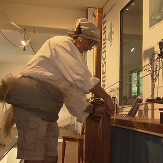Ein Seiler führt durch das Seilermuseum.