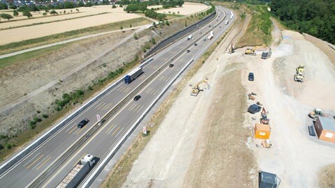Bild aus der Luft von Baustelle der Grünbrücke an der A8.