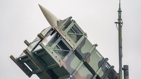 Ein gefechtsbereites Flugabwehrraketensystem vom Typ "Patriot" des Flugabwehrraketengeschwaders 1 der Bundeswehr steht auf dem Flugfeld des Militärflughafens Schwesing. Einige Einheiten des Geschwaders sind zur Verstärkung der NATO-Ostflanke im März 2022 auf dem Weg in die Slowakei.