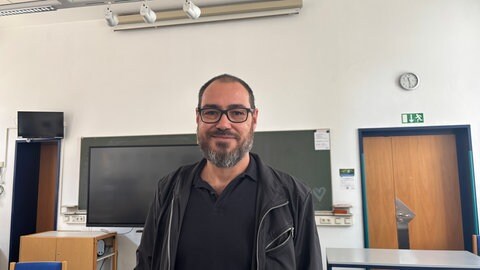 Benny Neukamm in einem Klassenzimmer für Azubis