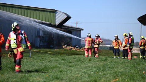 Seit dem Morgen ist die Feuerwehr damit beschäftigt einen Scheunenbrand in Kirchberg an der Jagst (Kreis Schwäbisch Hall) einzudämmen. Die Scheune ist dem Kommandanten zufolge nicht mehr zu retten.