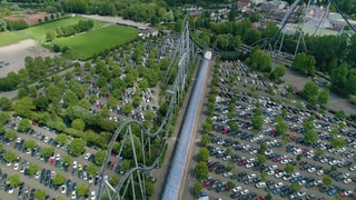 Der Europa-Park: Achterbahnen umgeben von vielen Parkplätzen.