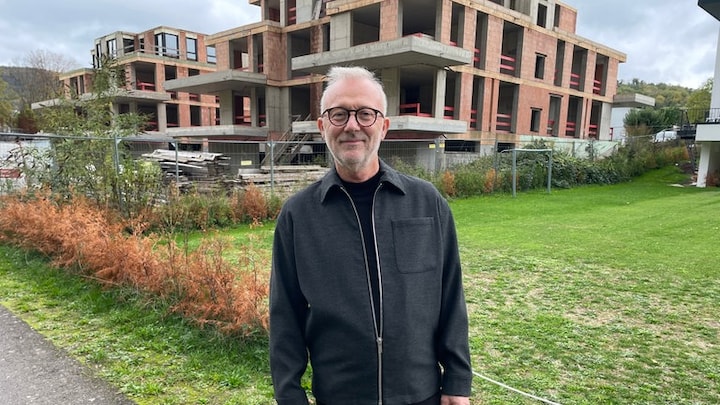 Stefan Wirtz aus dem Rheinland hat sich an der Mosel eine Wohnung gekauft. Zwischenzeitlich hatte er die Hoffnung verloren, dass weitergebaut wird.