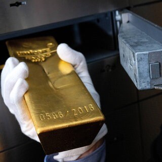 In einem Schließfach liegt ein Goldbarren.