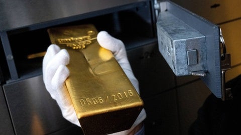 In einem Schließfach liegt ein Goldbarren.