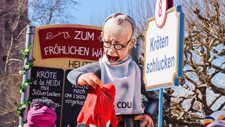 In Mainz feierten Hunderttausende unter dem Motto "In Meenz zu feiern, des ist nett, but don‘t forget se Zugplakett!" den traditionellen Umzug am Rosenmontag.