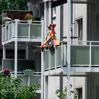 Symbol-Foto: Deutschland-Fahnen hängen an Häusern. Die Fußball Weltmeisterschaft ging los, bisher gibt es allerdings wenig öffentliches Interesse