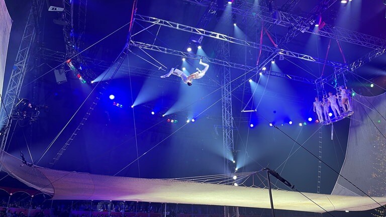 Die "Flying Caballeros" aus Mexiko im Weltweihnachtscircus 2024 in Stuttgart